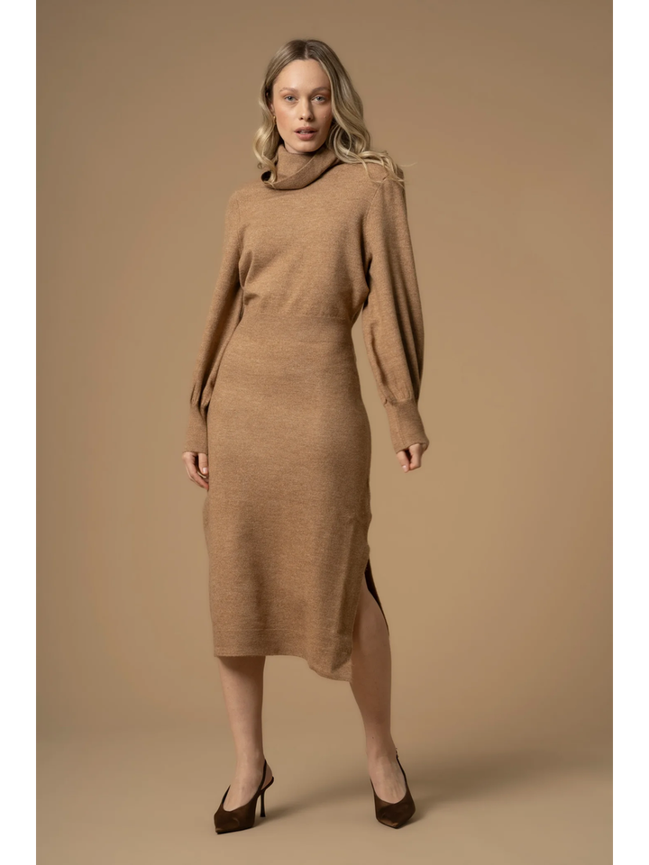 Camelkleurig lang kleed met rolkraag en split Danio Kocca 
