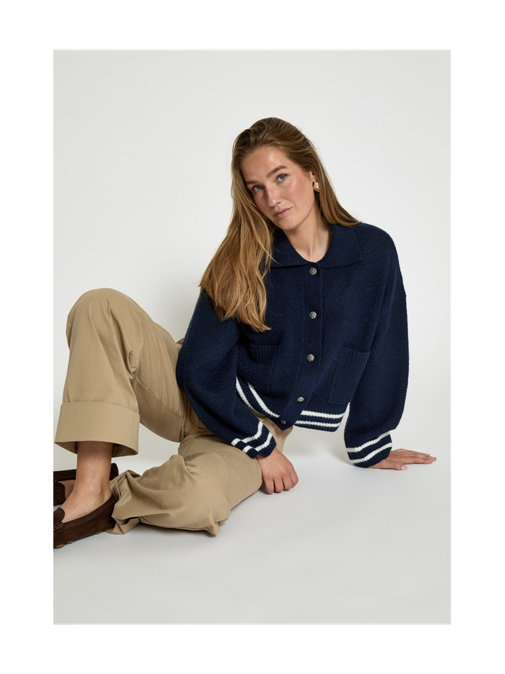 Donkerblauwe gilet met detailknopen Kamilla Jacket Peppercorn