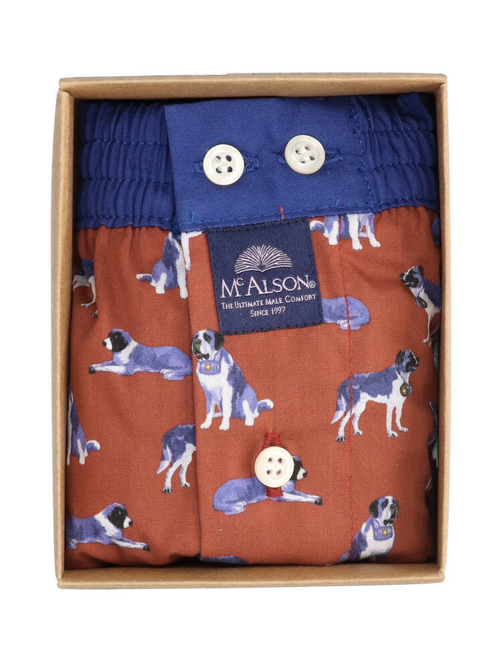 Roestkleurige boxerhort met honden Mc Alson 