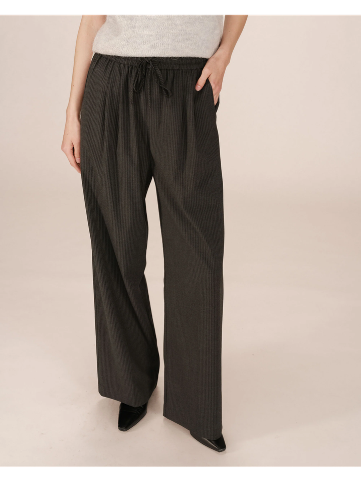 Grijze broek met fijne krijtstreep Stay Grace&Mila