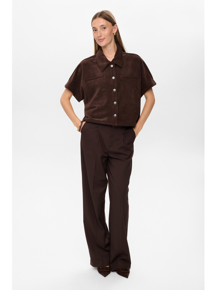 Donkerbruine cropped ribfluwelen top met knopen Thea Numph