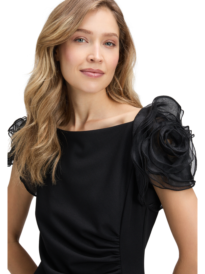 Zwarte feestjurk met speciaal detail aan de schouders Vera Mont