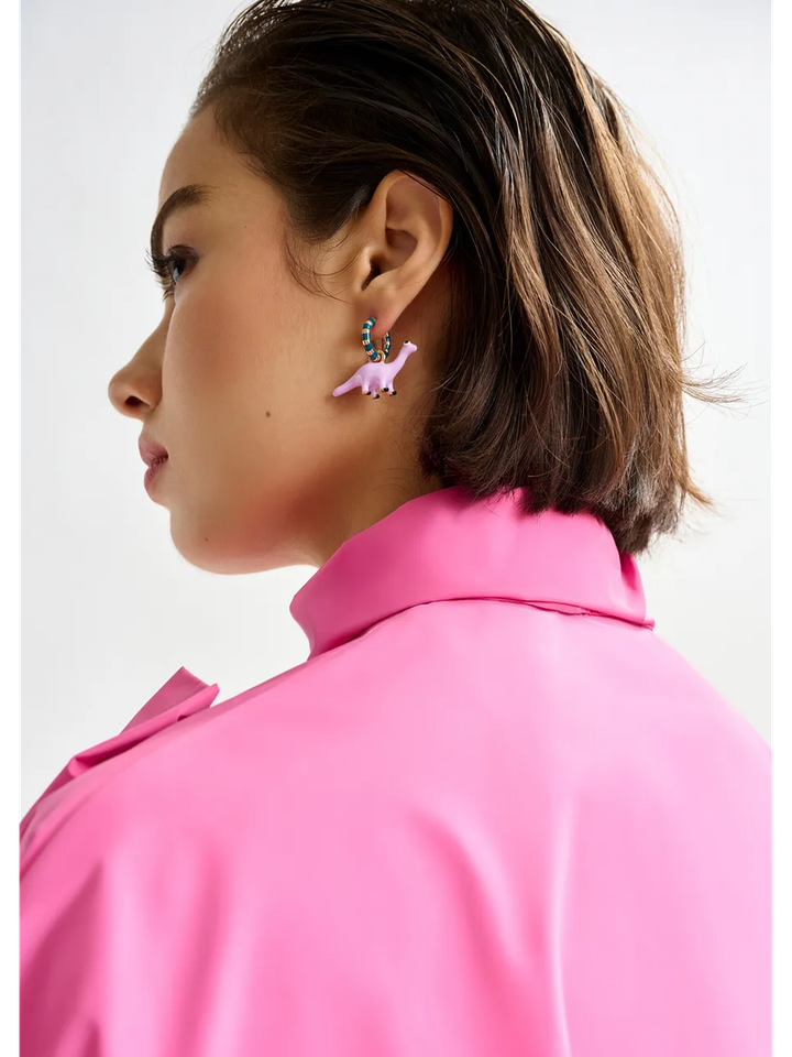 Goudkleurige en blauwe hoepeloorbellen met dino en aardbei Istoli Essentiel 