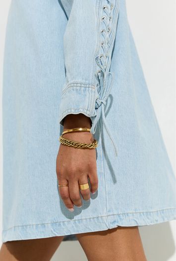 Lichtblauwe jeansjurk met veter detail achteraan Anna Les Soeurs 
