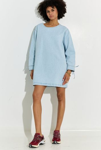 Lichtblauwe jeansjurk met veter detail achteraan Anna Les Soeurs 
