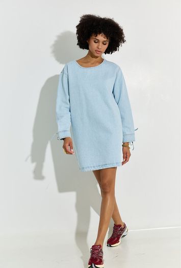 Lichtblauwe jeansjurk met veter detail achteraan Anna Les Soeurs 