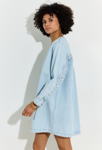 Lichtblauwe jeansjurk met veter detail achteraan Anna Les Soeurs 