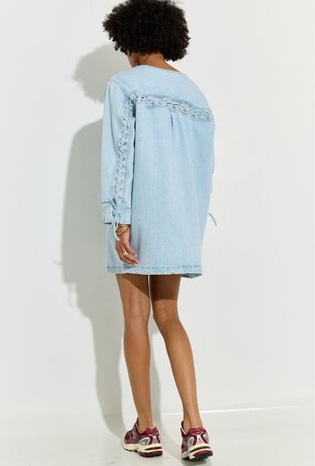 Lichtblauwe jeansjurk met veter detail achteraan Anna Les Soeurs 