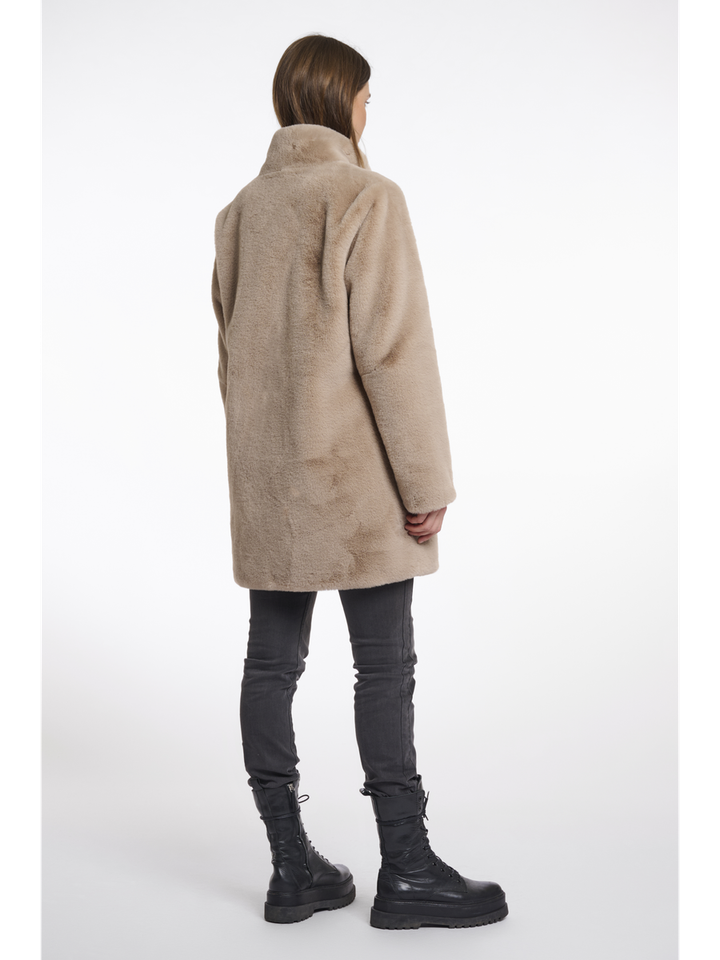 Beige mantel in faux fur met knopen Nonna Rino Pelle