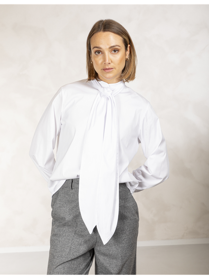 Witte blouse met knopen en strik aan de kraag Big Bow Due Amanti