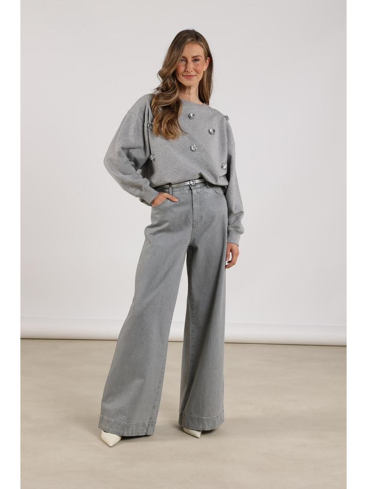 Grijze trui met bloemdetail Beatriz Nukus 