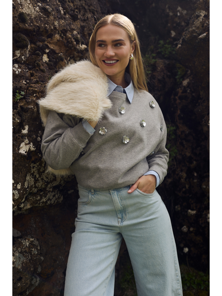 Grijze trui met bloemdetail Beatriz Nukus 