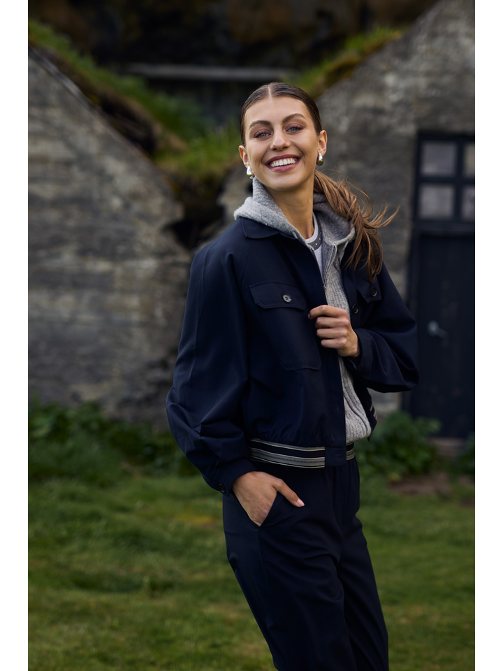 Blauwe korte jas met opgestikte zakken Olivia Nukus 