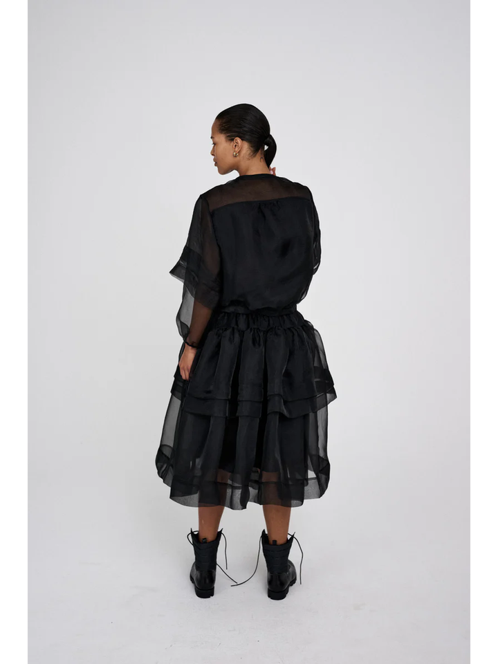 Zwarte bloes in voile met knopen Everlyn Rabens Saloner 
