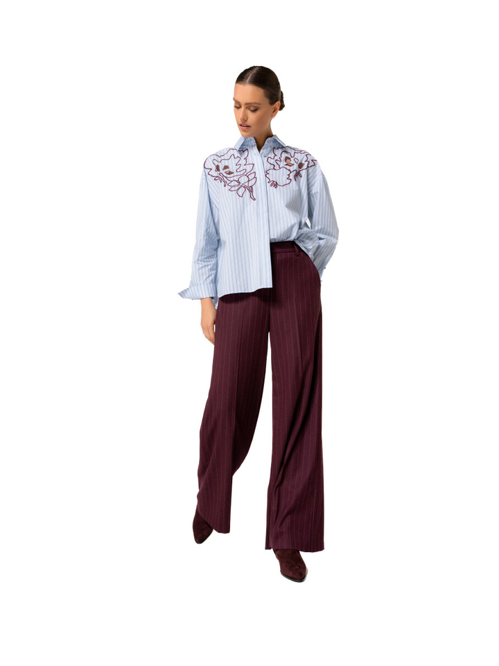 Lichtblauwe blouse met strepen en bordeaux bloemenprint Caroline Biss