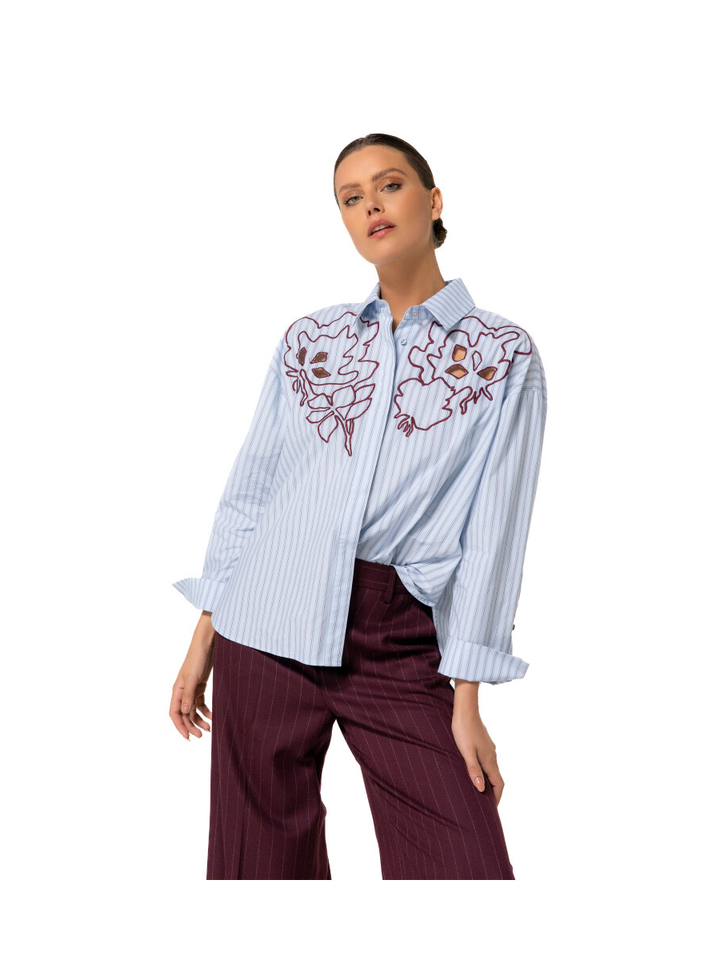 Lichtblauwe blouse met strepen en bordeaux bloemenprint Caroline Biss