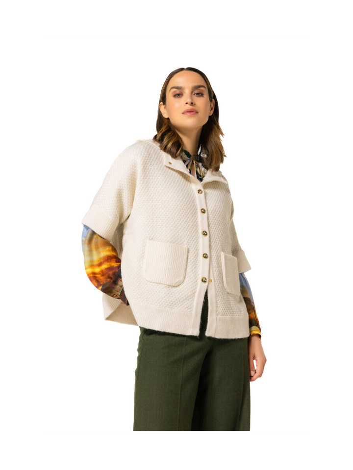 Ecrukleurige gilet met knopen en kap Caroline Biss