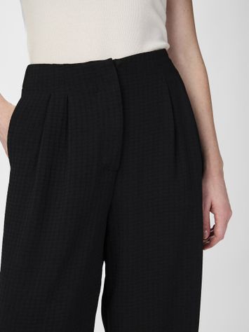 Zwarte soepelvallende wijde broek met bandplooi Yaskia T.A.S