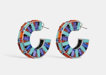 Goudkleurige hoepeloorbellen met kleurrijke stras blauw/oranje/paars Hassumptions Essentiel 