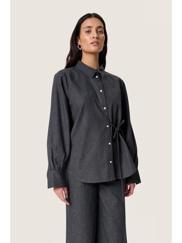 Donkergrijze blouse met knoopdetail Kesja Helen Soaked in Luxury