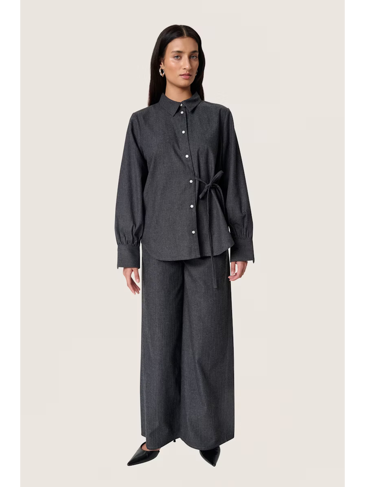 Donkergrijze blouse met knoopdetail Kesja Helen Soaked in Luxury