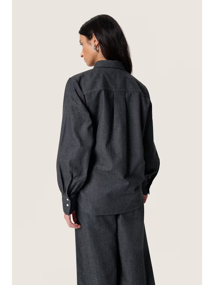 Donkergrijze blouse met knoopdetail Kesja Helen Soaked in Luxury