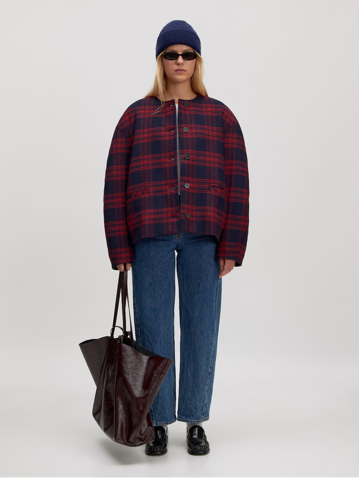 Blauwe oversized korte mantel met rood ruit patroon Aino Edited 