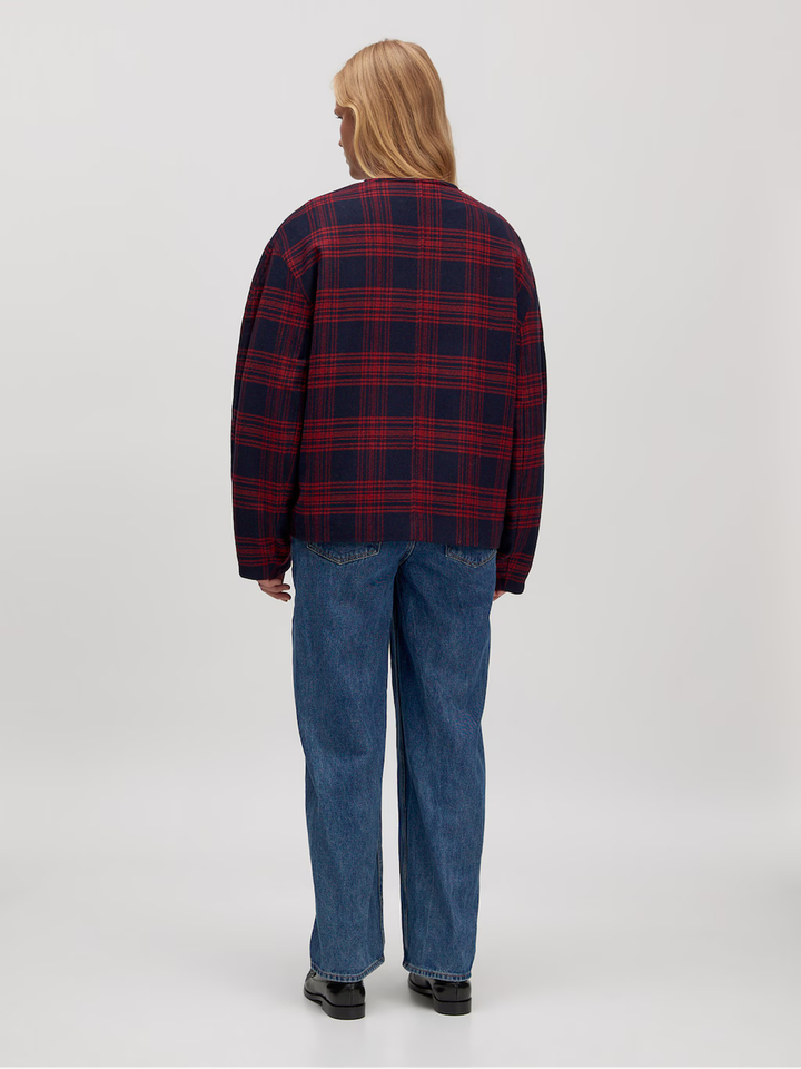 Blauwe oversized korte mantel met rood ruit patroon Aino Edited 