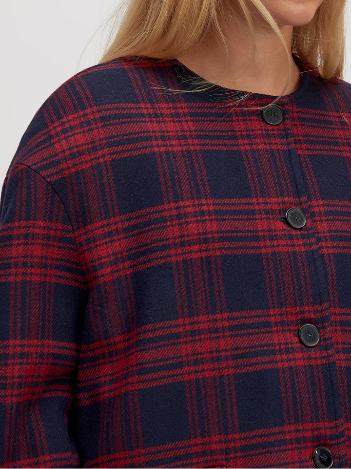 Blauwe oversized korte mantel met rood ruit patroon Aino Edited 