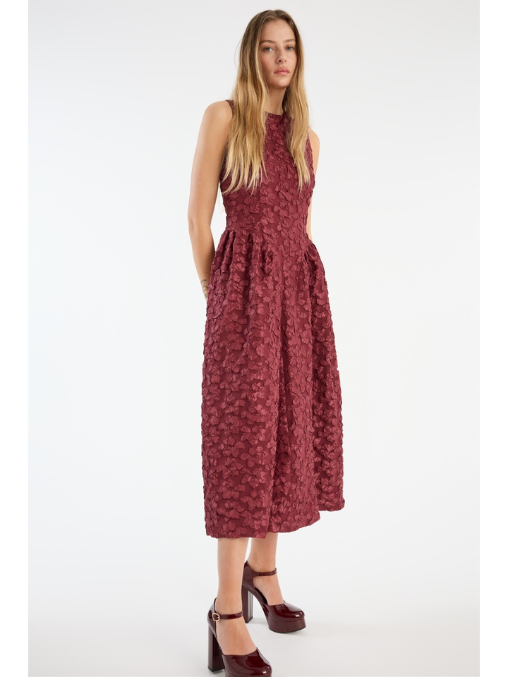 Bordeaux kleed met bloemendetail Rotate 