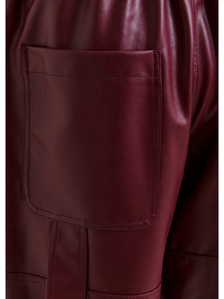 Bordeauxrode kunstleren cargobroek Itao Essentiel 