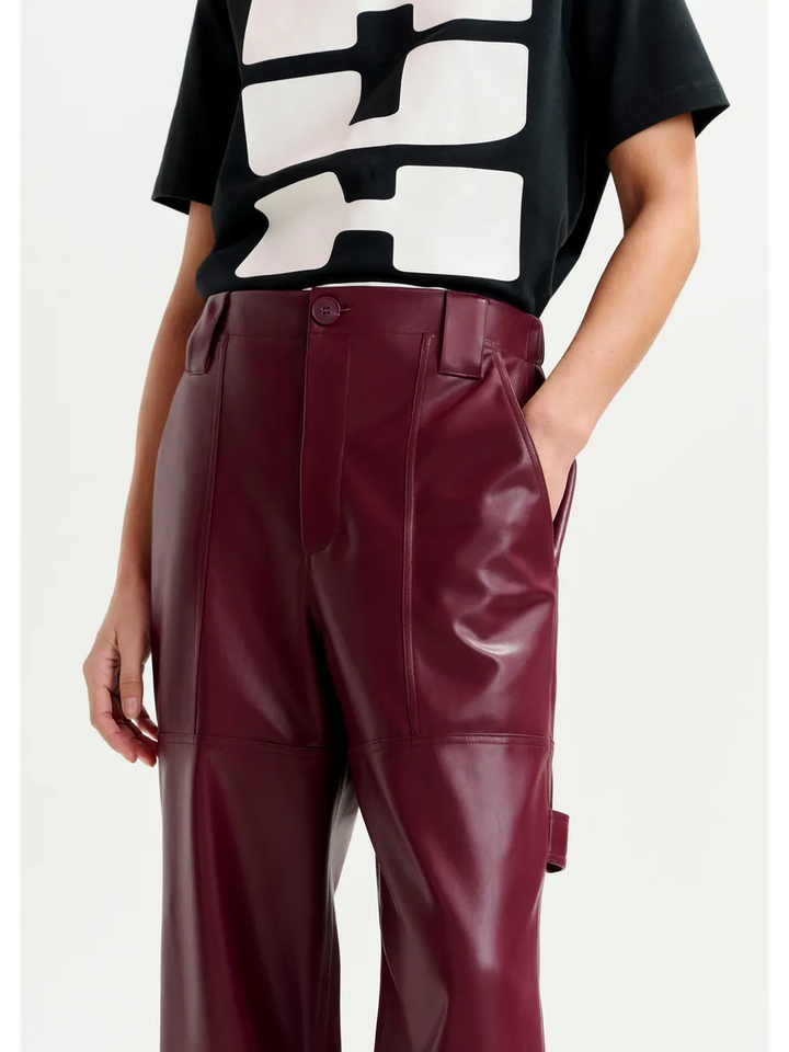 Bordeauxrode kunstleren cargobroek Itao Essentiel 