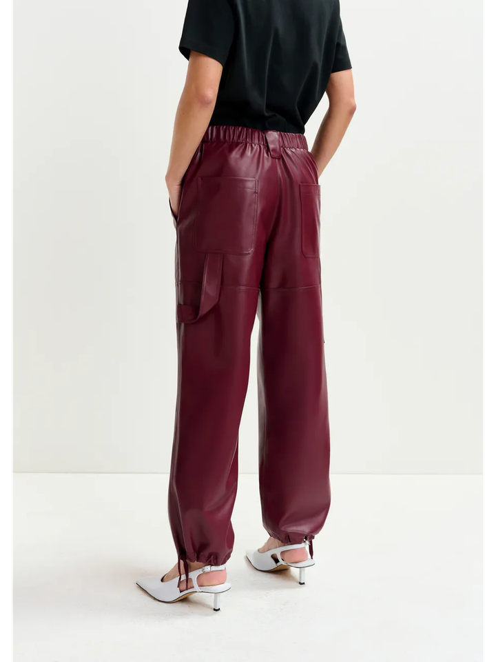 Bordeauxrode kunstleren cargobroek Itao Essentiel 