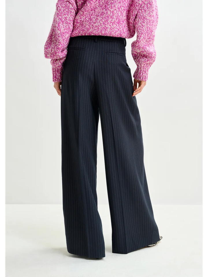 Donkerblauwe en witte broek met krijtstreep en wijde pijpen Invest Essentiel 