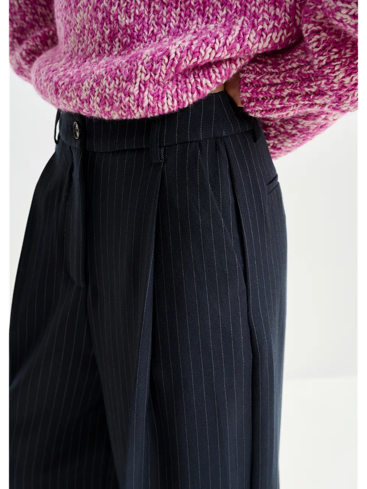 Donkerblauwe en witte broek met krijtstreep en wijde pijpen Invest Essentiel 