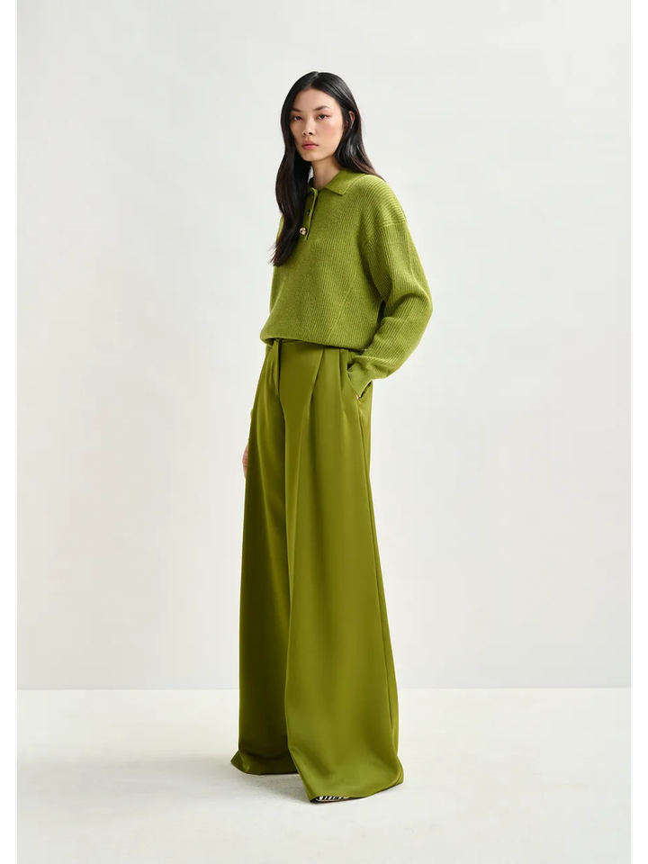 Olijfgroene satijnen broek met brede pijp Ixie Essentiel