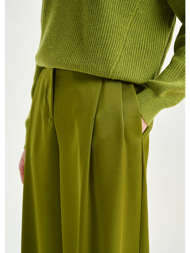 Olijfgroene satijnen broek met brede pijp Ixie Essentiel