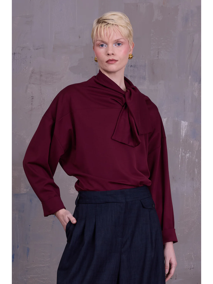 Bordeaux bloees met strik in de hals Gertruda Nathalie Vleeschouwer 