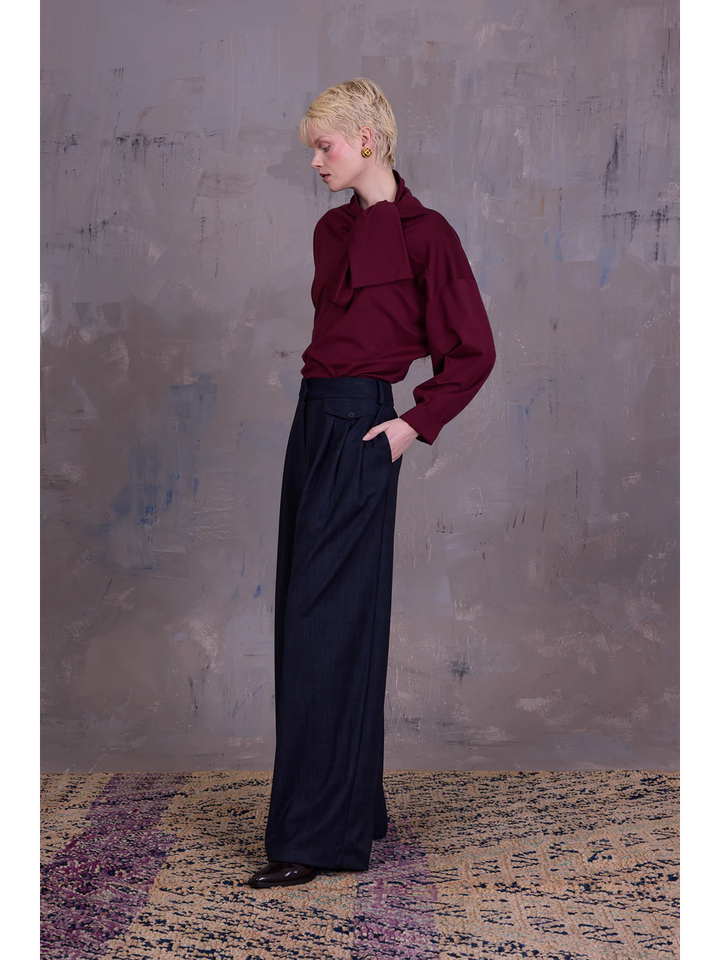 Bordeaux bloees met strik in de hals Gertruda Nathalie Vleeschouwer 