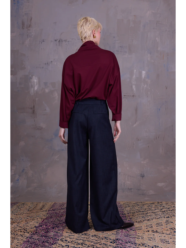 Bordeaux bloees met strik in de hals Gertruda Nathalie Vleeschouwer 