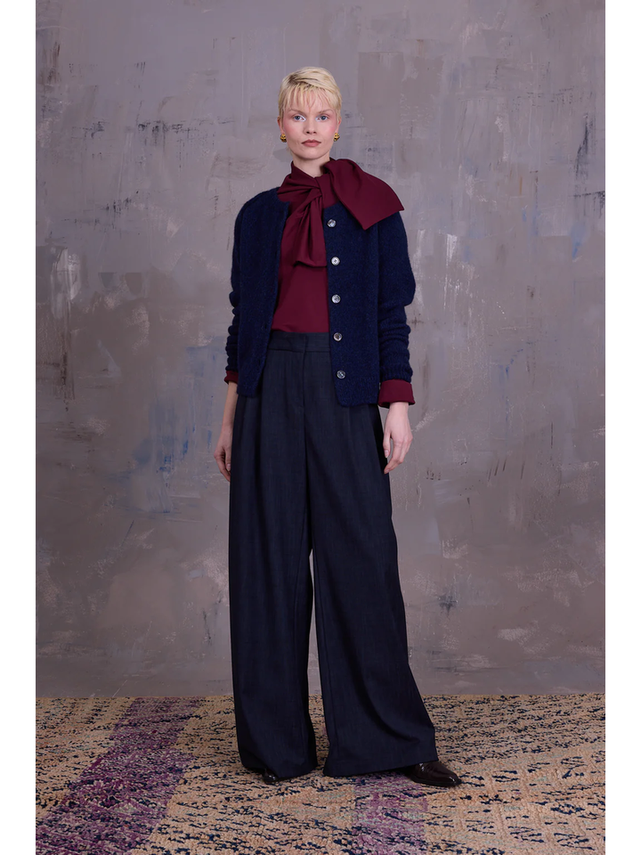 Bordeaux bloees met strik in de hals Gertruda Nathalie Vleeschouwer 