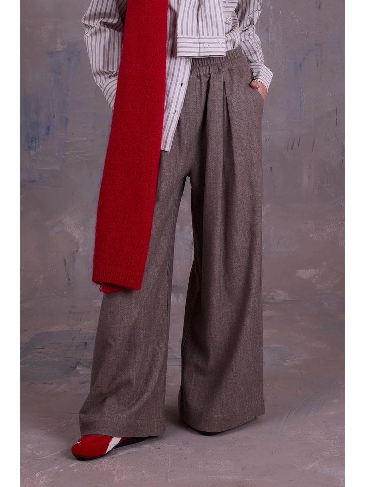 Donker beige wijde broek met bandplooi Freddy Nathalie Vleeschouwer 