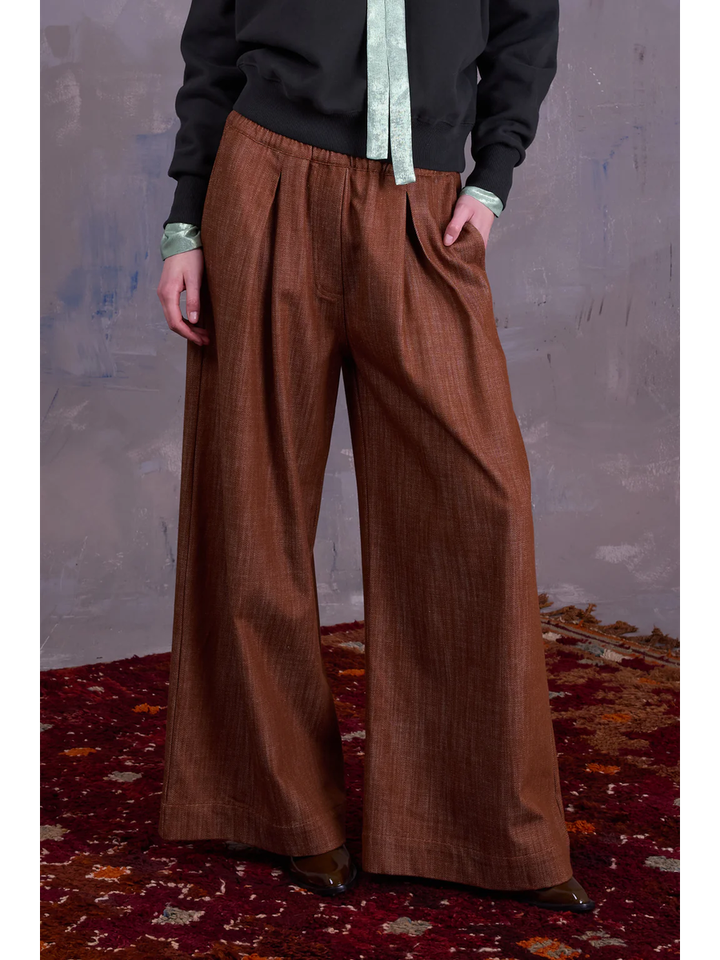 Roest kleurige broek met bandplooi Freddy Nathalie Vleeschouwer 