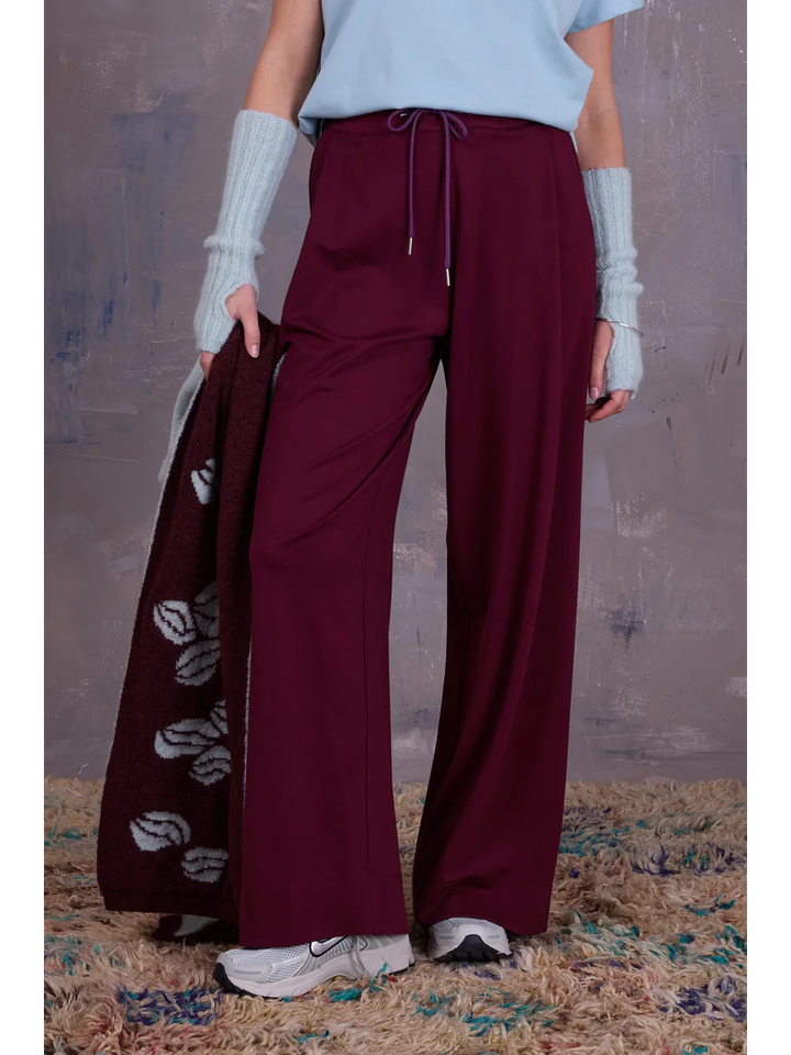 Bordeaux wijde broek met bandplooi in sweater stof Geano Nathalie Vleeschouwer 