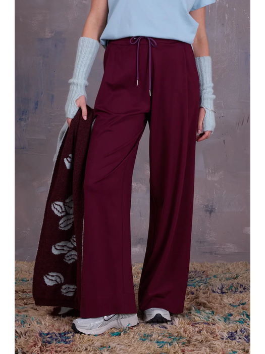 Bordeaux wijde broek met bandplooi in sweater stof Geano Nathalie Vleeschouwer
