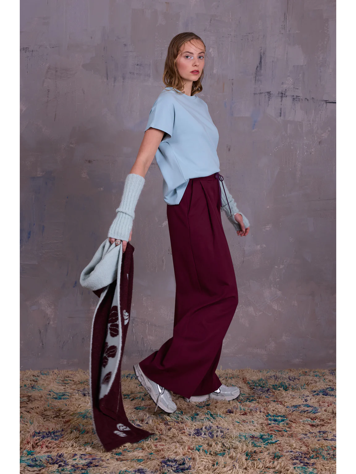 Bordeaux wijde broek met bandplooi in sweater stof Geano Nathalie Vleeschouwer 