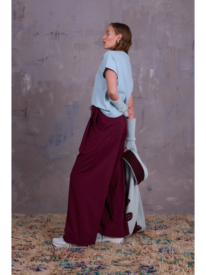 Bordeaux wijde broek met bandplooi in sweater stof Geano Nathalie Vleeschouwer 