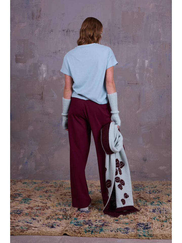 Bordeaux wijde broek met bandplooi in sweater stof Geano Nathalie Vleeschouwer 