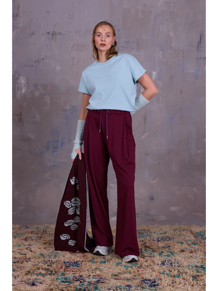 Bordeaux wijde broek met bandplooi in sweater stof Geano Nathalie Vleeschouwer 