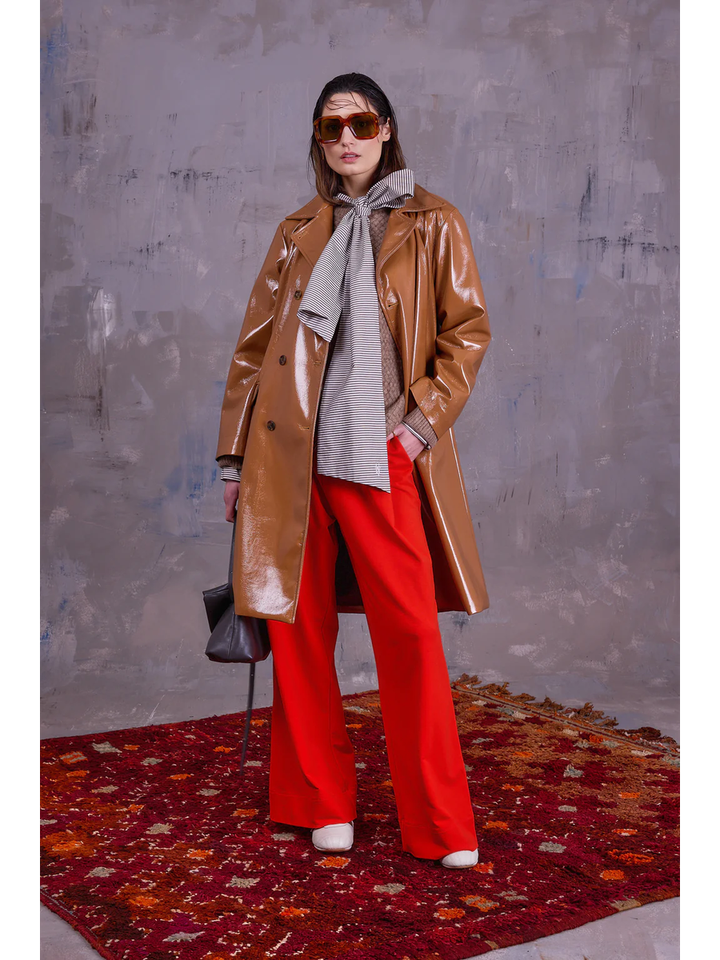 Camel kleurige mantel in lakleder Gianni Nathalie Vleeschouwer 